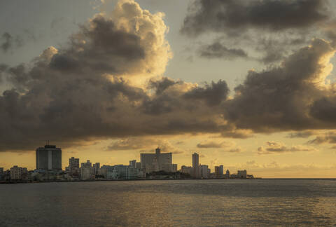 Skyline der Stadt Havanna und bewölkter Himmel, Havanna, Kuba, lizenzfreies Stockfoto