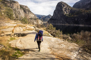 Kaukasische Mutter mit Tochter im Yosemite-Nationalpark, Kalifornien, Vereinigte Staaten - BLEF10615