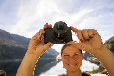 Kaukasische Frau beim Fotografieren im Yosemite-Nationalpark, Kalifornien, Vereinigte Staaten - BLEF10619