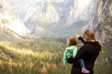 Kaukasische Mutter und Tochter im Yosemite-Nationalpark, Kalifornien, Vereinigte Staaten - BLEF10626