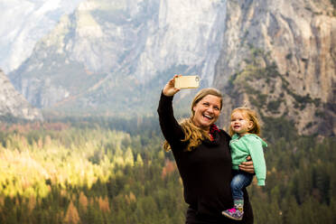 Kaukasische Mutter und Tochter im Yosemite-Nationalpark, Kalifornien, Vereinigte Staaten - BLEF10627