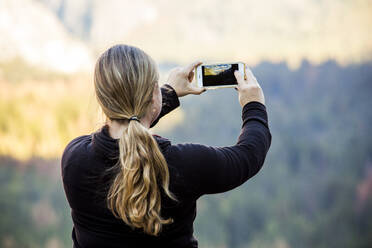 Weiße Frau beim Fotografieren des Yosemite-Nationalparks, Kalifornien, Vereinigte Staaten - BLEF10629