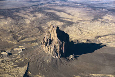 Luftaufnahme von Felsformationen, Shiprock, New Mexico, Vereinigte Staaten - BLEF10689
