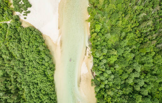 Luftaufnahme einer Gruppe von Menschen beim Wildwasser-Rafting auf dem Soca-Fluss. - AAEF00006