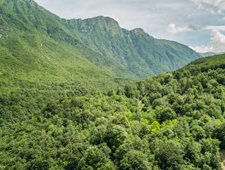 Luftaufnahme der Berge in der Region Soca-Tal, Slowenien. - AAEF00011