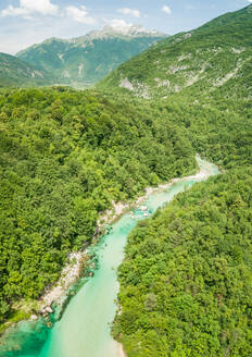 Luftaufnahme des Flusses Soca inmitten der Natur zur Sommerzeit in Slowenien. - AAEF00013