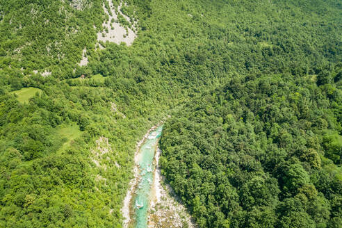 Luftaufnahme des Flusses Soca inmitten der Natur zur Sommerzeit in Slowenien. - AAEF00015