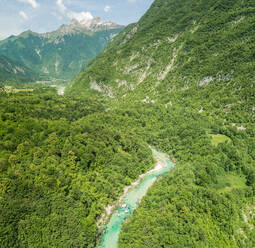 Luftaufnahme des Flusses Soca, umgeben von Hügeln und Wald mit Natur in Slowenien - AAEF00018