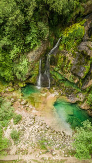 Luftaufnahme von Radfahrern am Virje-Wasserfall im Soca-Tal, Slowenien. - AAEF00034