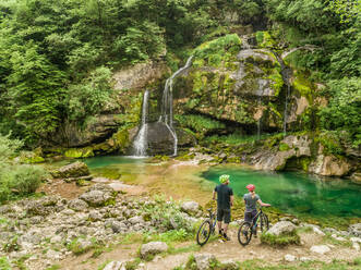 Luftaufnahme von Radfahrern am Virje-Wasserfall im Soca-Tal, Slowenien. - AAEF00035