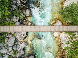 Luftaufnahme einer hölzernen Hängebrücke über den Fluss Soca, Slowenien - AAEF00037