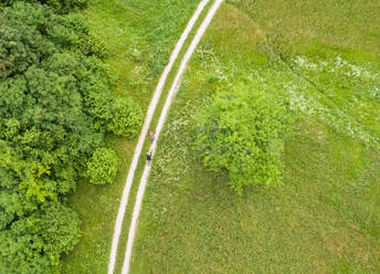 Luftaufnahme von Radfahrern auf einem Feldweg im Soca-Tal, Slowenien. - AAEF00043
