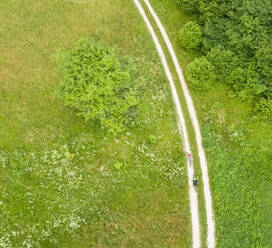 Luftaufnahme von Radfahrern auf einem Feldweg im Soca-Tal, Slowenien. - AAEF00044