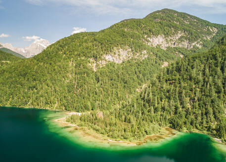 Luftaufnahme des von Bergen umgebenen Sees Lago del Predil, Italien. - AAEF00056