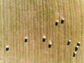 Abstrakte Luftaufnahme von Strohballen auf einem Feld in Correze, Frankreich. - AAEF00069