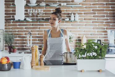 Kaukasische Frau beim Kochen in der Küche - BLEF10750