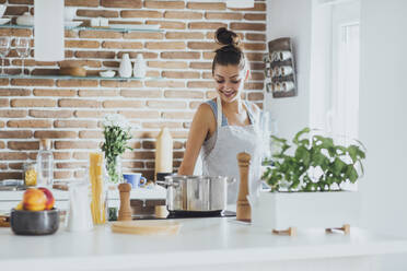 Kaukasische Frau beim Kochen in der Küche - BLEF10751