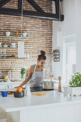 Kaukasische Frau beim Kochen in der Küche - BLEF10752