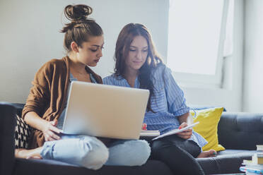 Kaukasische Frauen mit Laptop auf dem Sofa - BLEF10762