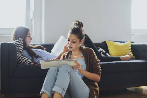 Kaukasische Frauen studieren im Wohnzimmer - BLEF10767