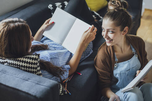 Kaukasische Frauen studieren im Wohnzimmer - BLEF10769