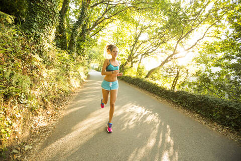 Kaukasische Frau beim Joggen im Freien, lizenzfreies Stockfoto