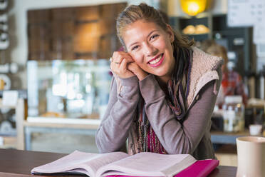 Gemischtrassige Studentin studiert im Café - BLEF11042