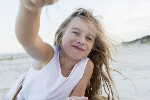 Mädchen spielt im Sand am Strand - BLEF11075