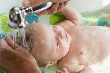 Caucasian mother giving baby boy a bath - BLEF11080