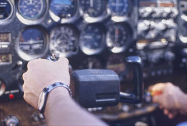 Pilot bei der Bedienung der Steuerelemente in Nahaufnahme (Fokus auf die Hand) - BLEF11103