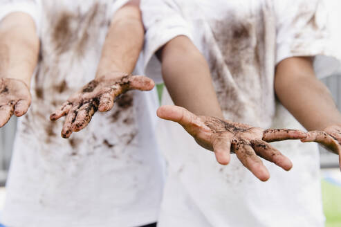 Jungen zeigen ihre schmutzigen Hände - BLEF11121