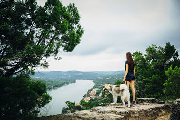 Kaukasische Frau und Hund bewundern landschaftliche Aussicht - BLEF11191