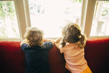 Kaukasische Kinder stehen auf dem Sofa - BLEF11199