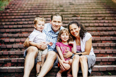 Kaukasische Familie sitzt auf einer Treppe - BLEF11201