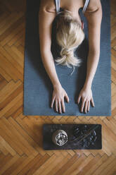 Kaukasische Frau übt Yoga im Studio - BLEF11227