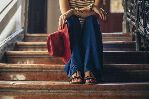 Kaukasische Frau sitzt auf einer Treppe - BLEF11279