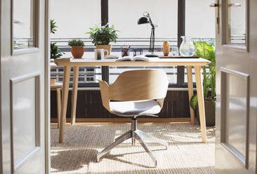 Leerer Stuhl im Arbeitszimmer - BLEF11302