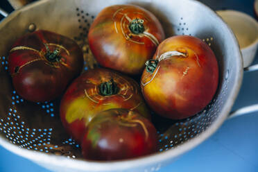 Nahaufnahme von frischen Tomaten im Sieb - BLEF11349