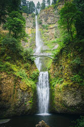 Multnomah Falls und Brücke, Portland, Oregon, Vereinigte Staaten - BLEF11351