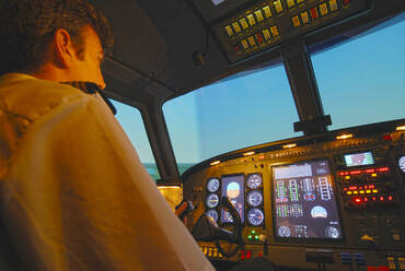 Piloten im Cockpit eines Flugzeugs - BLEF11403