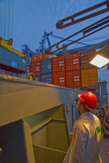Seemann beobachtet das Beladen eines Containers - BLEF11405
