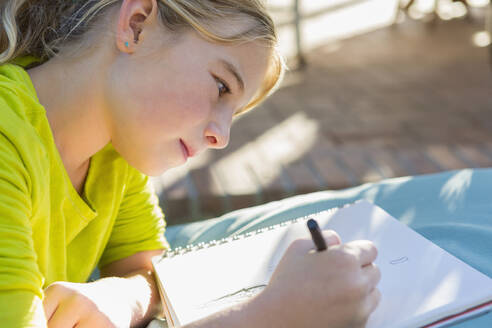 Caucasian girl drawing outdoors - BLEF11424