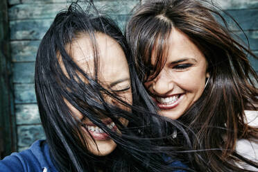 Lachende Frauen mit im Wind wehenden Haaren - BLEF11441
