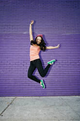 Asiatische Frau springt vor Freude - BLEF11455