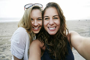 Frauen nehmen Selfie am Strand - BLEF11472