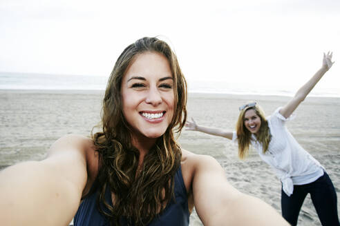 Frauen nehmen Selfie am Strand - BLEF11473