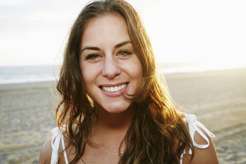 Gemischtrassige Frau lächelnd am Strand, lizenzfreies Stockfoto