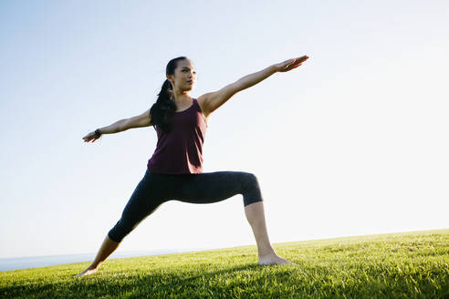 Asiatische Frau übt Yoga im Freien - BLEF11485