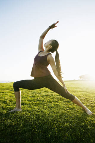 Asiatische Frau übt Yoga im Freien, lizenzfreies Stockfoto