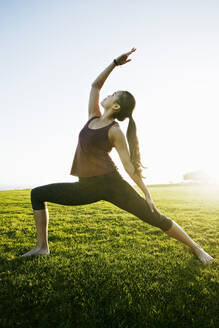 Asiatische Frau übt Yoga im Freien - BLEF11486